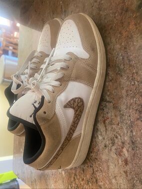 Low-Top Sneakers in White and Tan with Patterned Accent